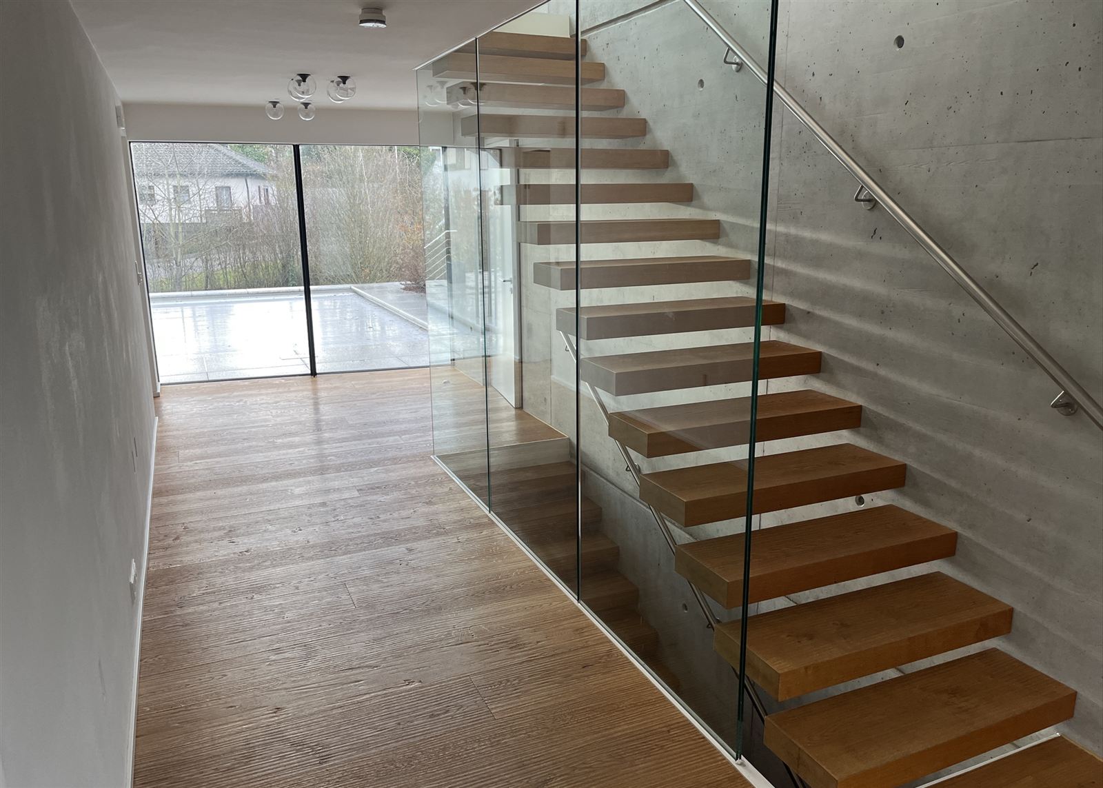 Referenzbild: Treppenhaus mit Glasgeländer