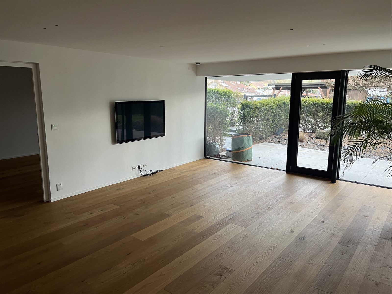 Referenzbild: heller Wohnraum mit Holzboden