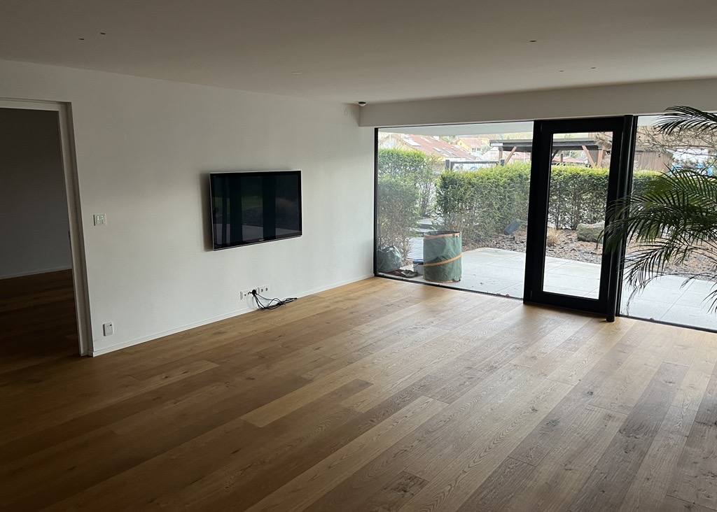 Referenzbild: großer Wohnraum mit Holzboden